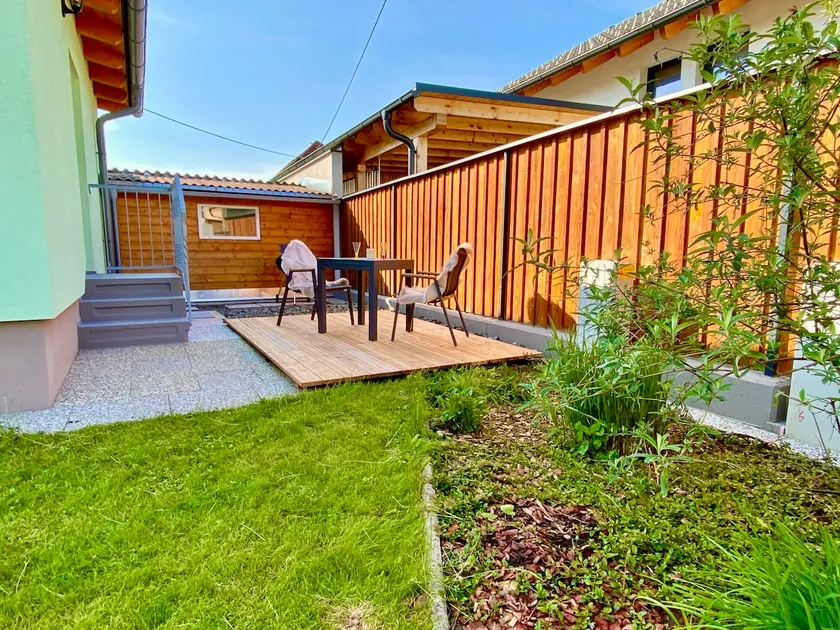 Private cottage with garden & parking - Image 1