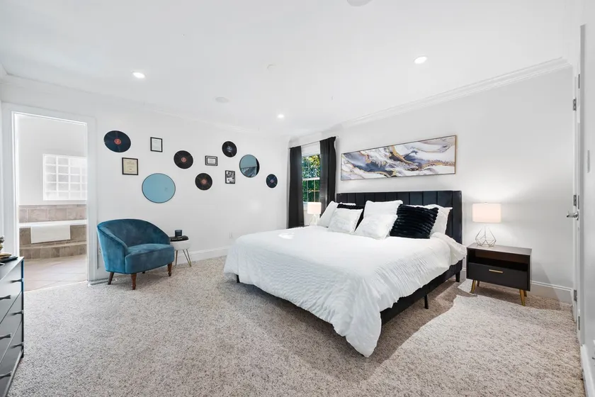 Pets welcome, prime location, walk to North Hills - Image 1