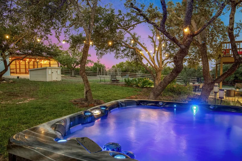 Spacious Estate - Hot Tub Sleeps 12 5 Bed/ 3 Bath - Image 1