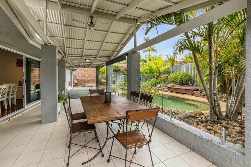 3 bedroom house with pool in quiet area - Image 1