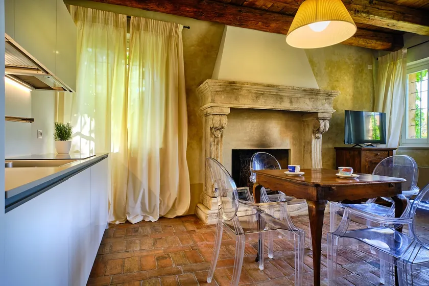 Two-room apartment with fireplace - Image 1