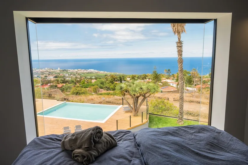 Villa Crone Seaview Penthouse InfinityPool Jacuzzi - Image 1