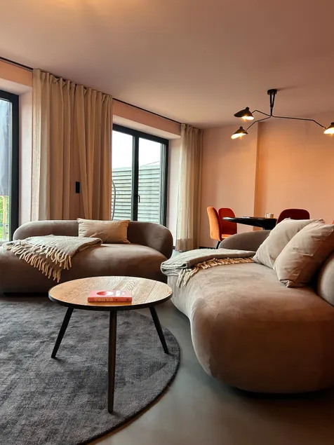 Designer townhouse with mountain views - Image 1