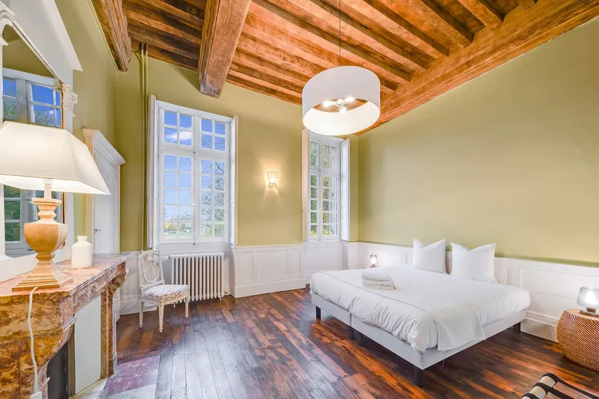 Exclusive setting in a castle in Burgundy - Image 1