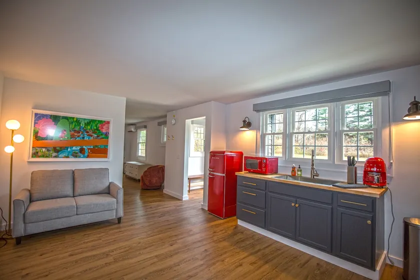 Kitchenette|King Bed|Couch - Image 1