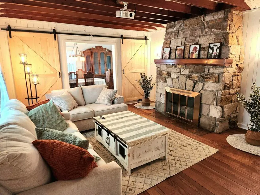 Cozy Cottage on Peacock Lane - Image 1