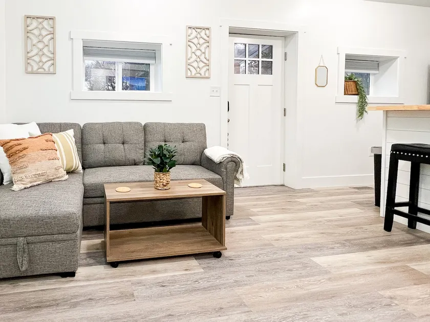 Gorgeous Brand New Suite w/ Full Kitchen, Spa & WD - Image 1