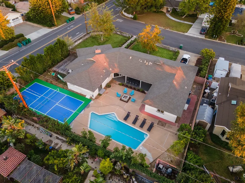 Pickleball, Disney, beach, heated pool, sleeps12! - Image 1