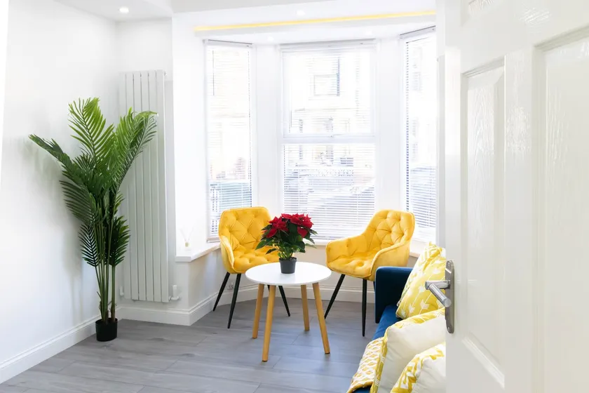Open Mind Property - 6 Luxury Bedrooms with Free Parking - Image 1