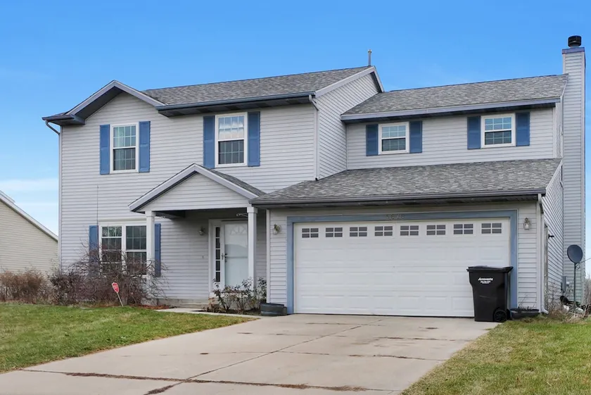 Large Duplex near GR Airport * Space for Everyone! - Image 1