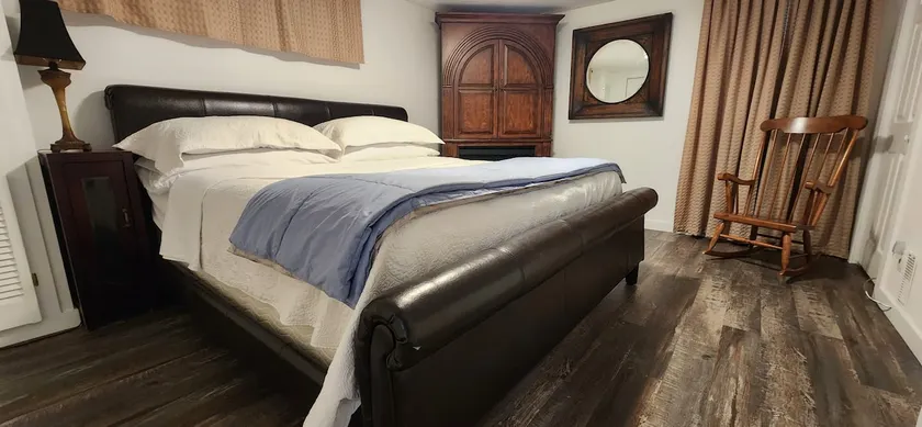 Spacious 1 bedroom suite - Image 1