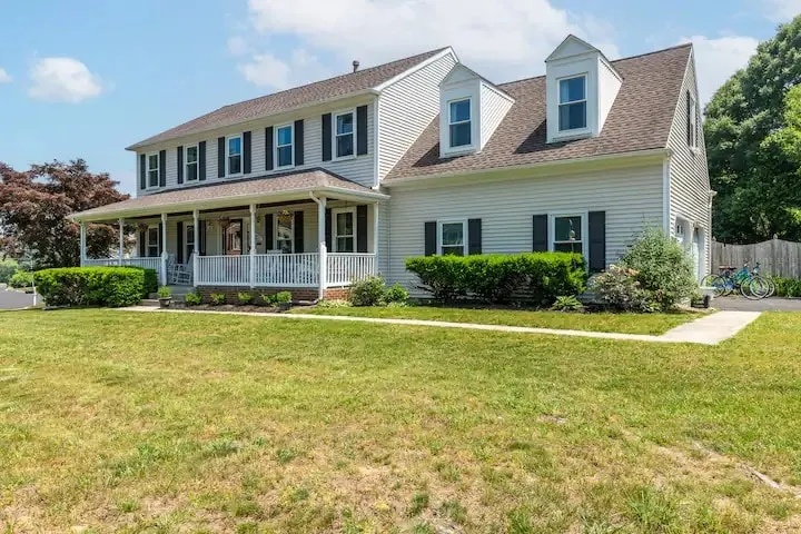 Spacious Retreat 5BR 9 Beds Pool/HotTub/Gym Room - Image 1