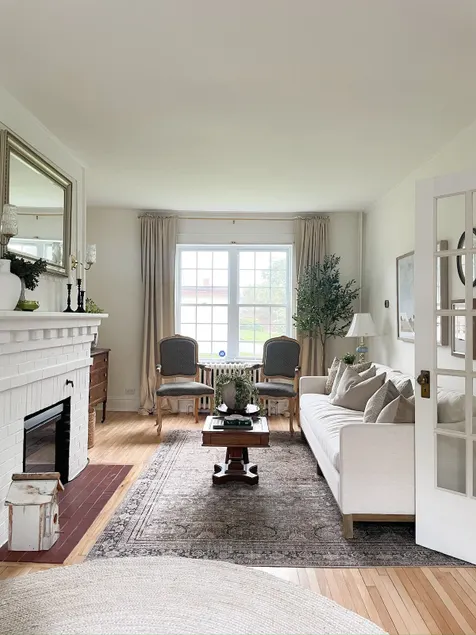 Character-Filled Home: 3 Queen Size Beds - Image 1