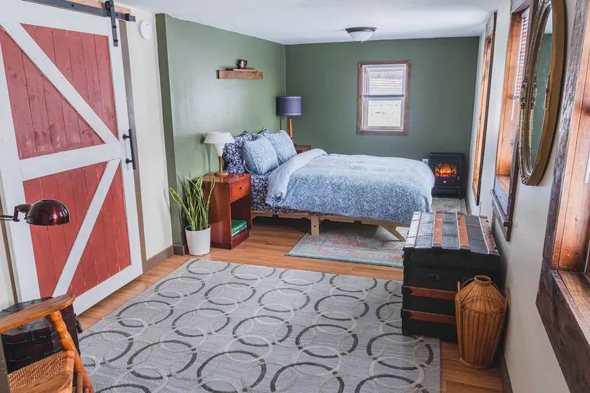 Historic Farmhouse Apartment - 7min to St. Albans - Image 1