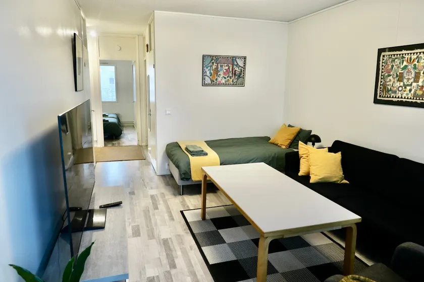 A home in the middle of town - Image 1