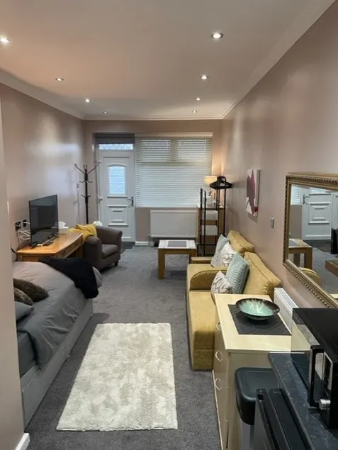En-suite room, own entrance - Image 1