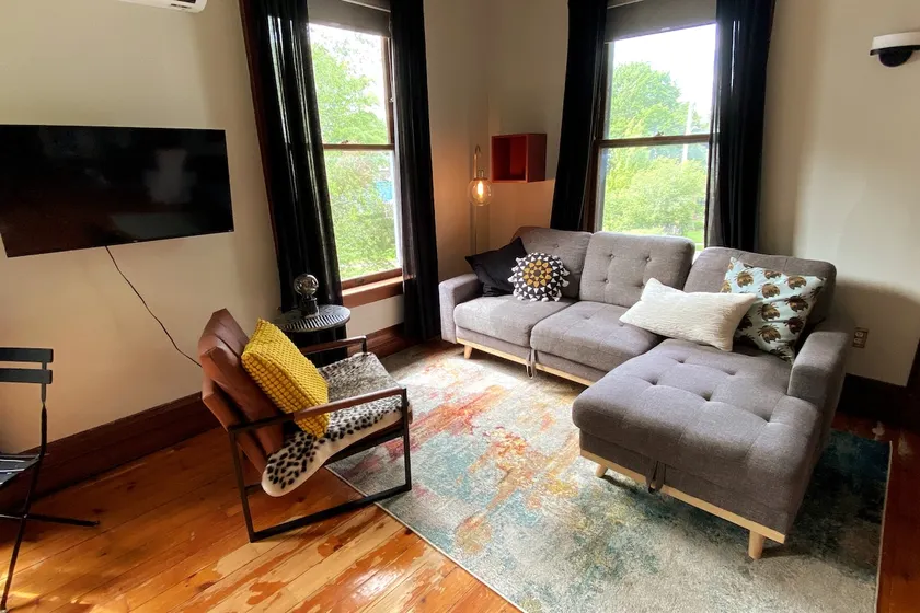Private studio w/ eclectic vibe - Image 1
