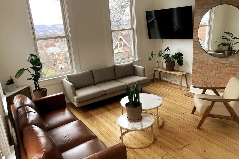 Stylish home with amazing views of downtown - Image 1