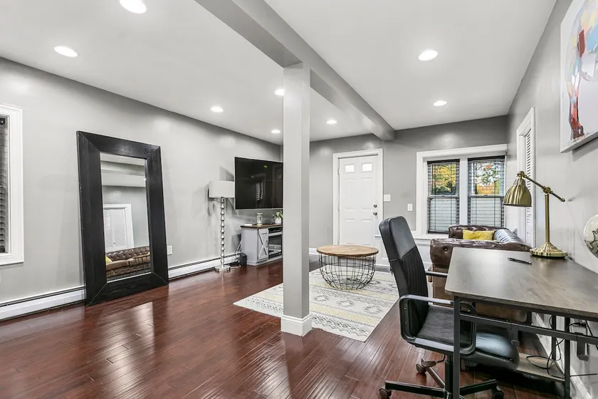 Quiet Boston Retreat Private Entrance + Parking - Image 1