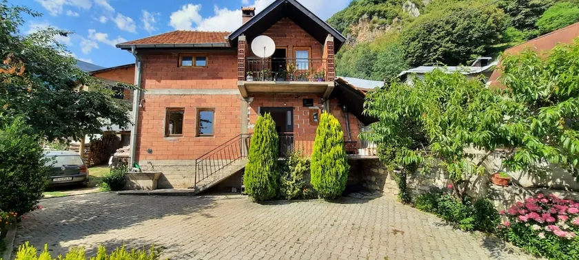 Vejtse House - Image 1