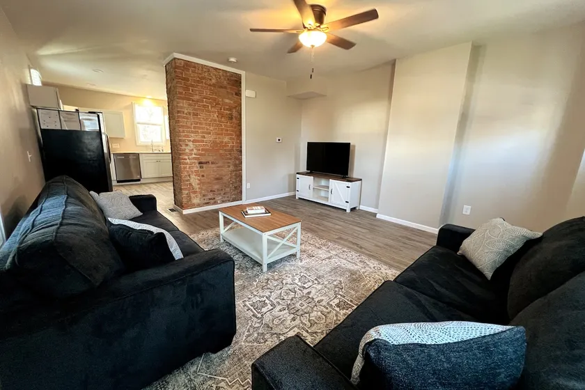 Modern Home 2 mi. to Dtown+10%offArk+Aquarium+Zoo - Image 1