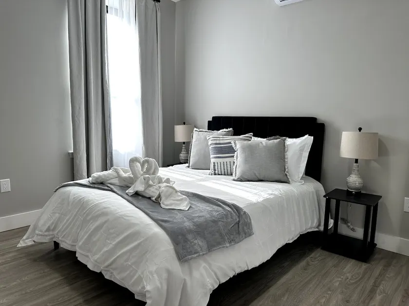 *Spacious* Modern 1 Bedroom RARE Apt w GYM - Image 1
