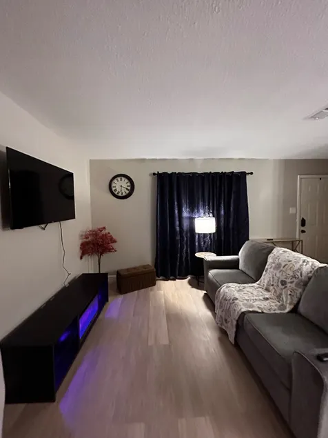 Modern Apt. Near I-10 & Hwy 69 - Image 1