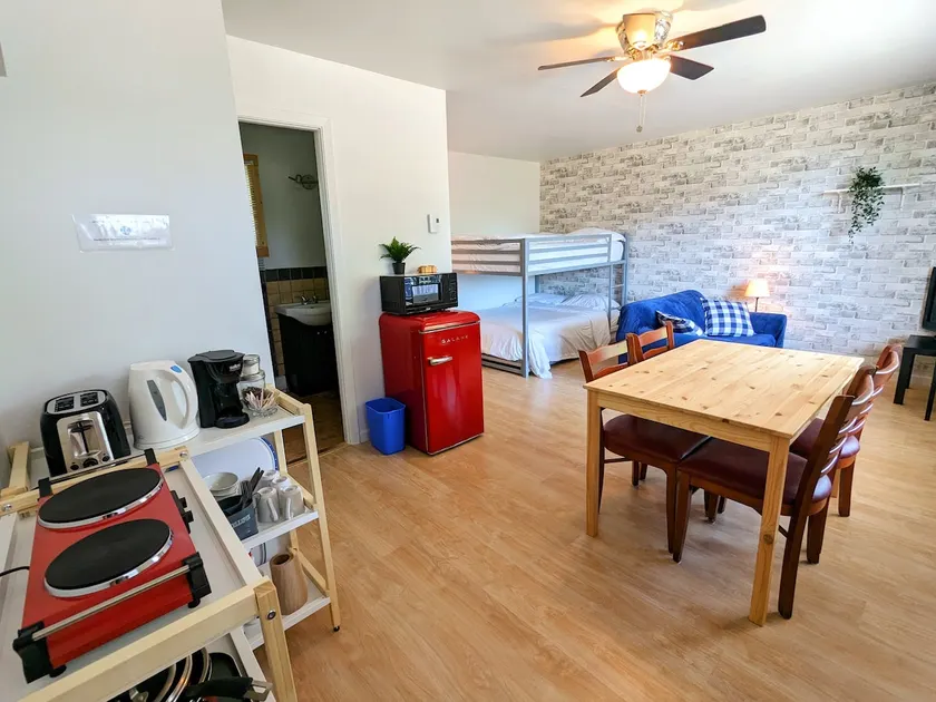 Small family studio by the river - Image 1
