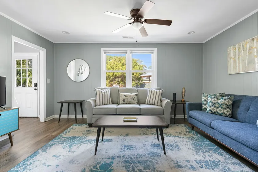 Folly Beach - 3 Blocks to Beach - Sleeps 6! - Image 1