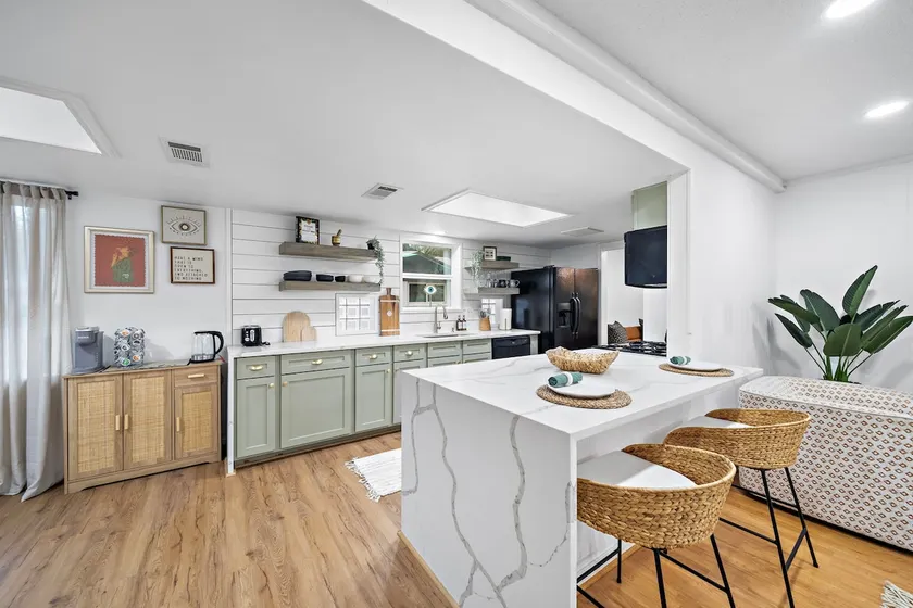 Tranquil Home by IAH Airport, Shop & Dine & Rewind - Image 1