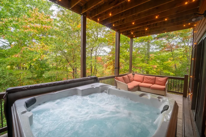 Hot Tub - King Beds - Walk to Helen - Pet Friendly - Image 1