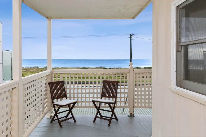Relaxing Comfort on the Beach | Indented Head - Image 1