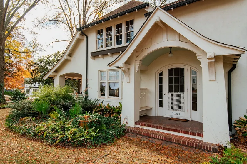 Hot Tub - Chefs Kitchen-Fenced Yard- Historic Home - Image 1