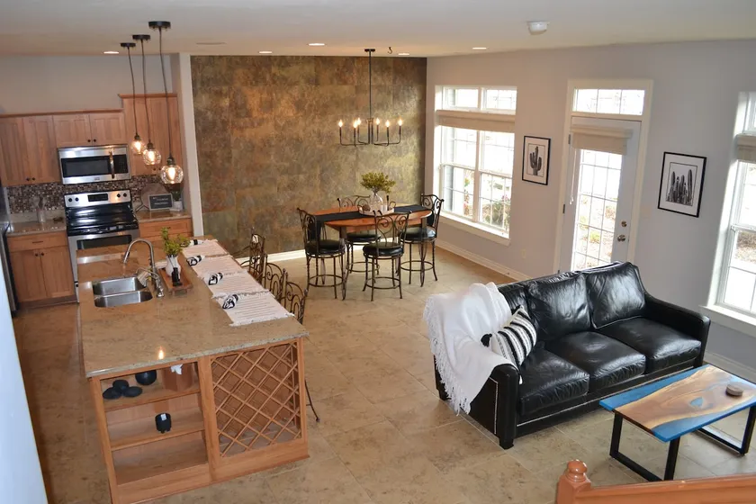 Premier Location with Lake View - Image 1