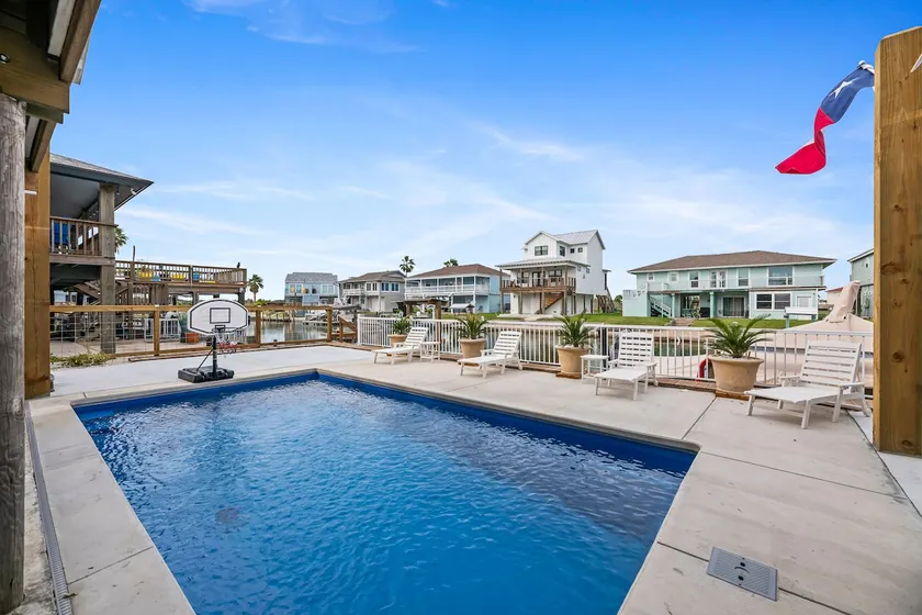 Waterfront canal home! Private pool, fishing! - Image 1