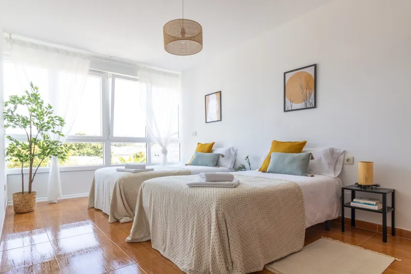 Spacious and bright apartment - Image 1