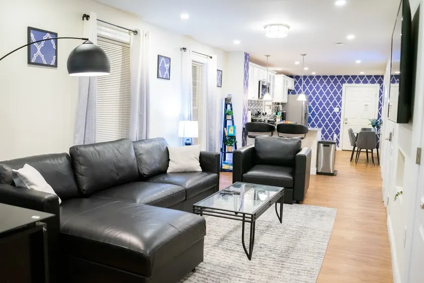 Modern & Stylish 1-BR Condo near Downtown - Image 1