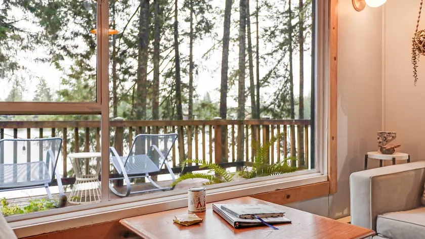 Cozy Lakeside Cabin with Modern Amenities. Romantic Escape 1.75 hrs from Seattle - Image 1