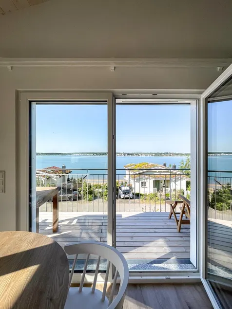 Corner balcony and lake view - Image 1