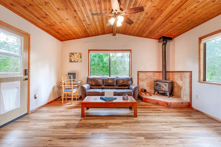 Petite Chalet with deck near Loch Lomond! - Image 1