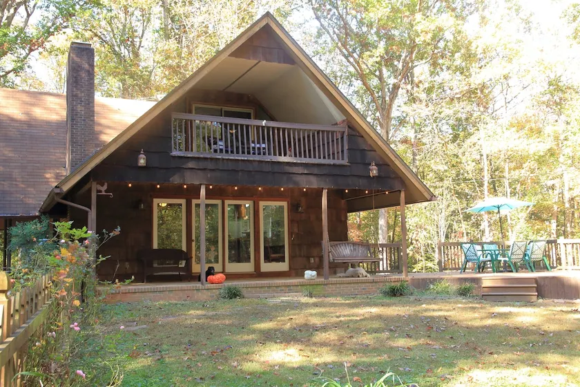 Toad Hill Cabin- fenced yard, large deck, sleeps 8 - Image 1