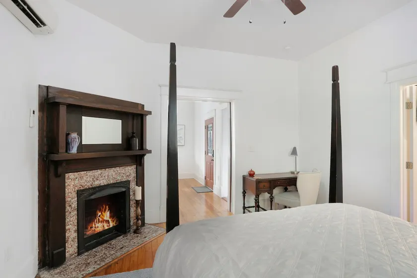 Charming Apartment in Historic Downtown Duck Pond - Image 1