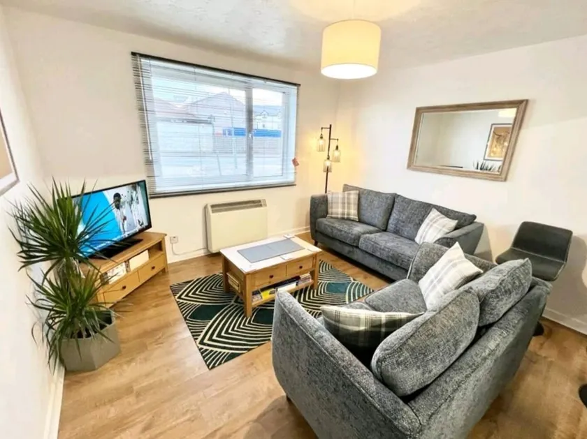 Two Bed Holiday Home with Free Parking in Inverness - Image 1