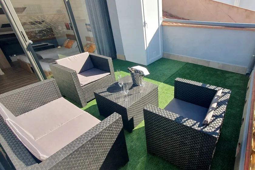 Renovated duplex with terrace 20 minutes from Barcelona - Image 1