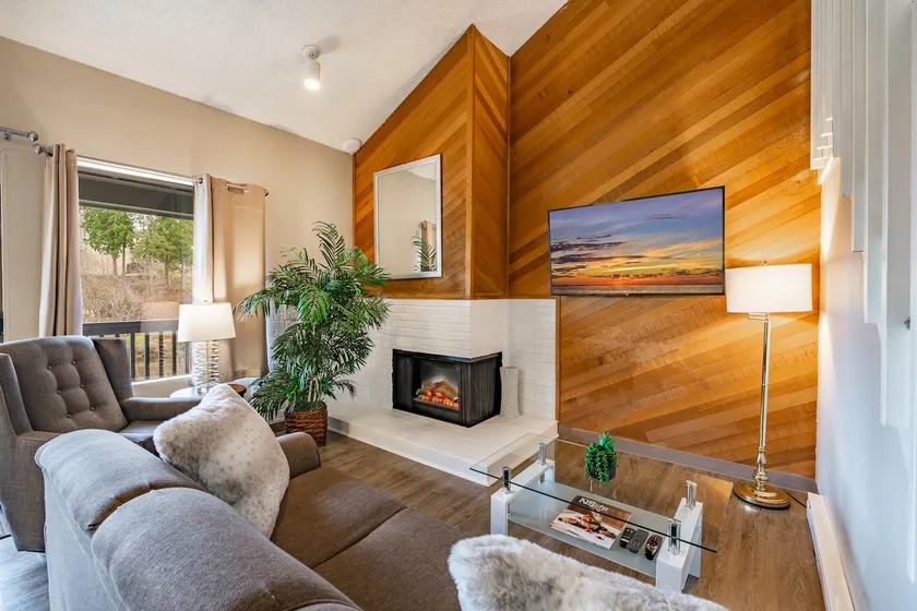 Fall escape: 2BR+Loft. Beach stroll. Hot tub - 209 - Image 1