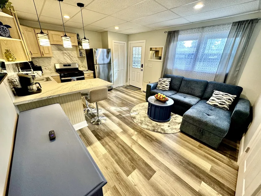 Cozy, sunny condo. Pet friendly - Image 1