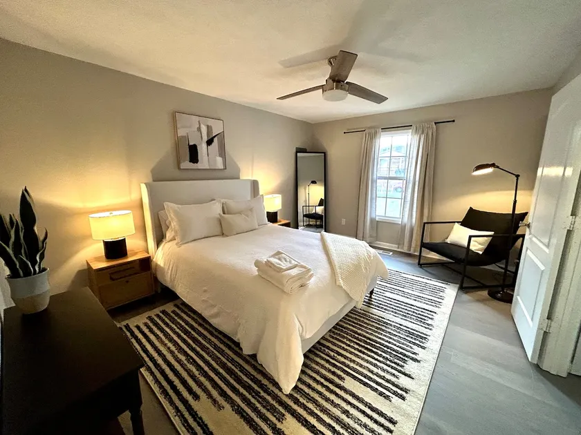 Centrally Located Lovely Studio+ Private Entrance - Image 1