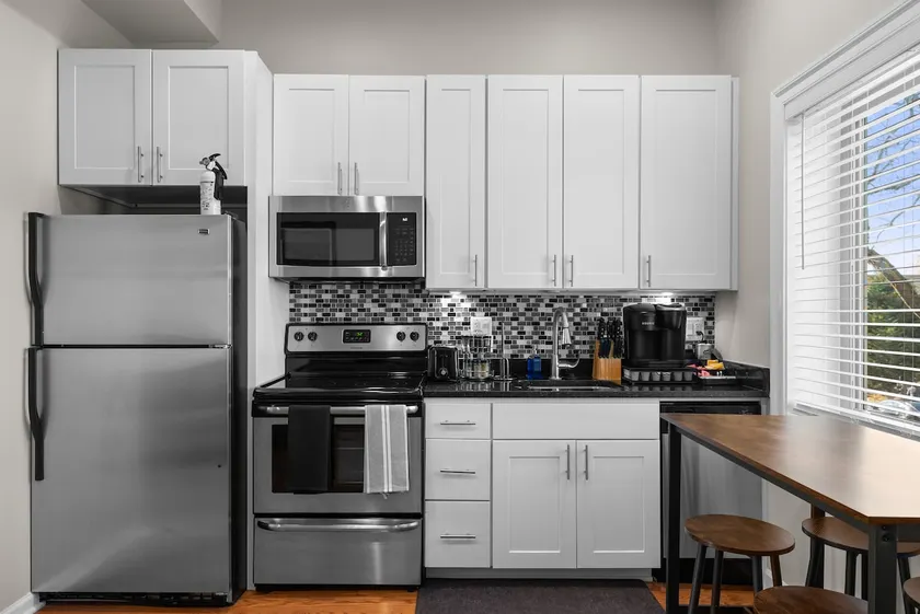 Quaint 2BD Condo+ City living flat+Free Parking - Image 1