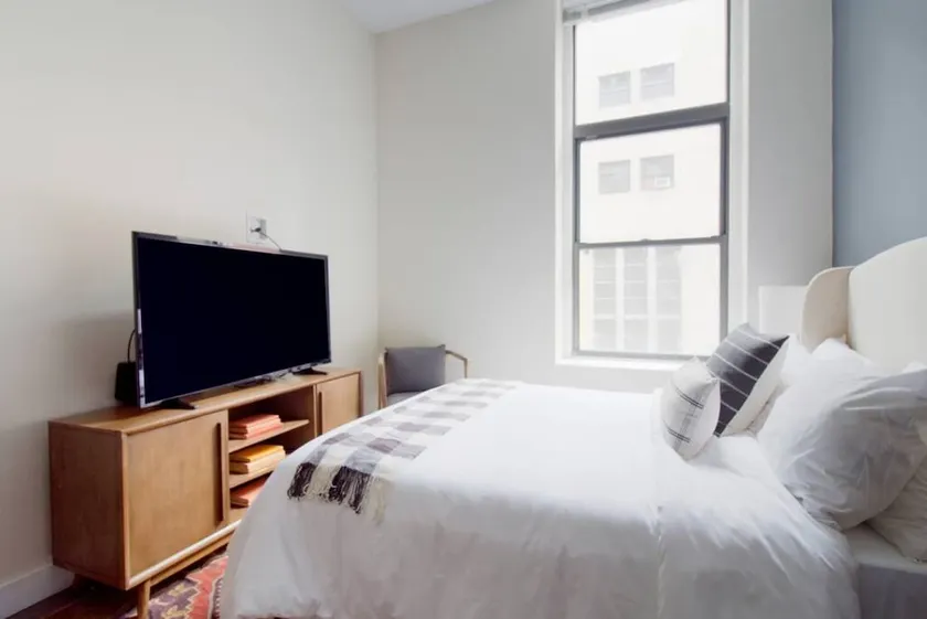 Airy, Pet-friendly, FiDi studio - Image 1