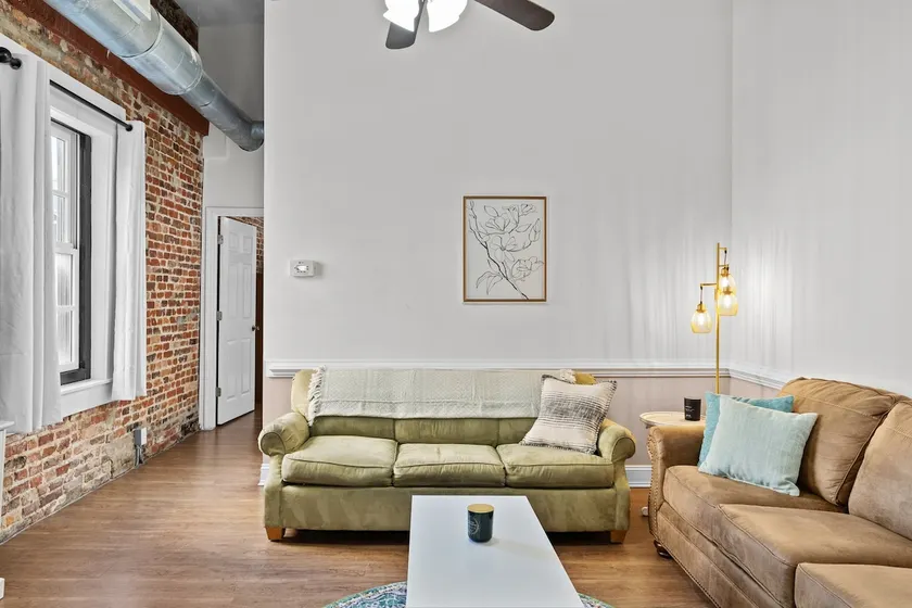 The Vine - Historic Downtown Stay Near Riverfront - Image 1